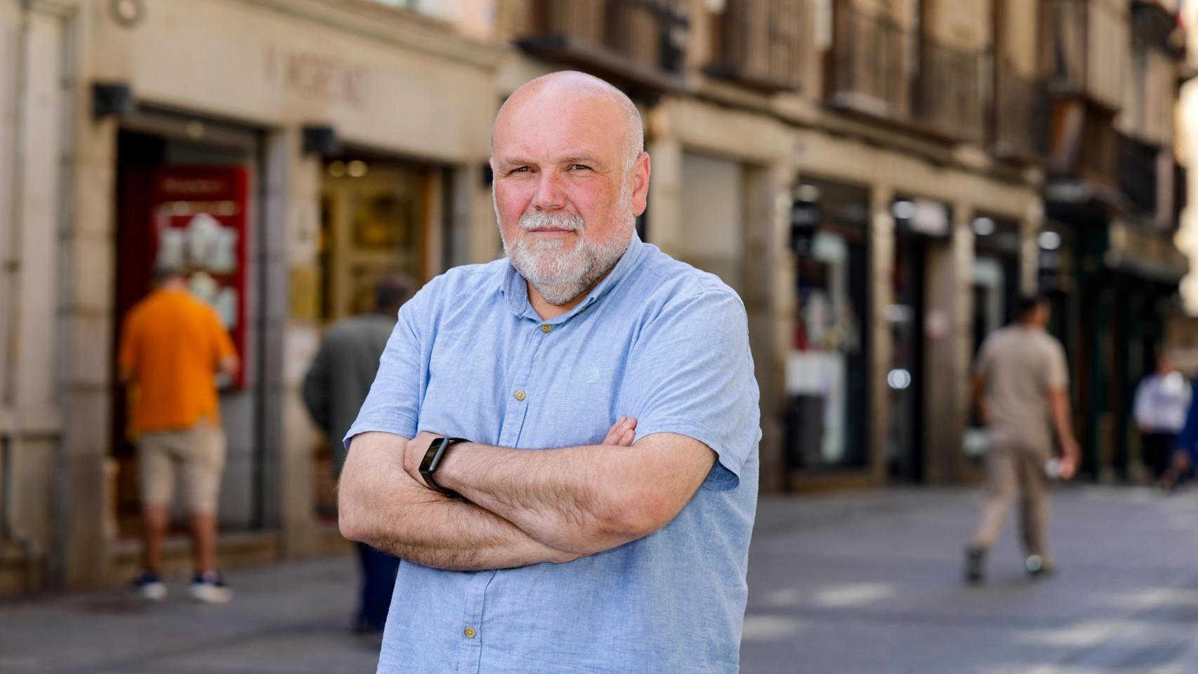Txema Fernández, en la céntrica calle Comercio del Casco Histórico de Toledo.