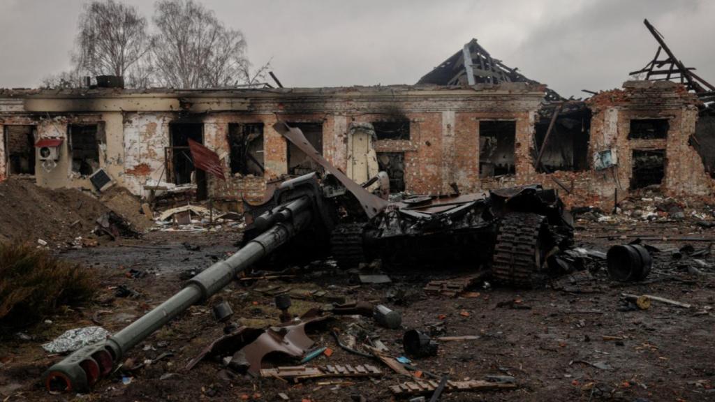 Tanque ruso destrozado en el centro demolido de Trostyanets después de que las fuerzas ucranianas expulsaran a las tropas rusas de la ciudad que Rusia había ocupado al comienzo de su guerra con Ucrania, el 30 de marzo de 2022.