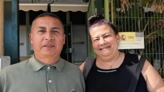 Wilson y Claudia frente a la oficina de extranjería este lunes en Alicante.