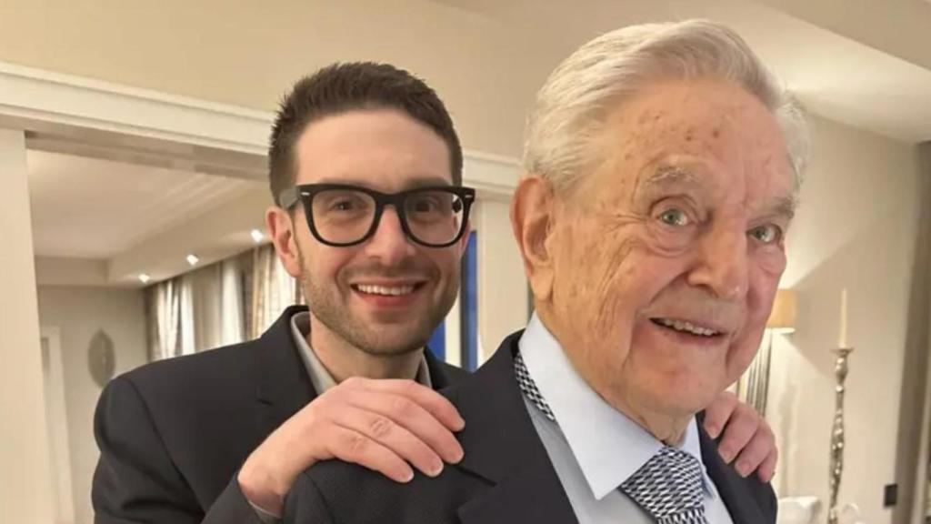 Alexander Soros junto a su padre George.