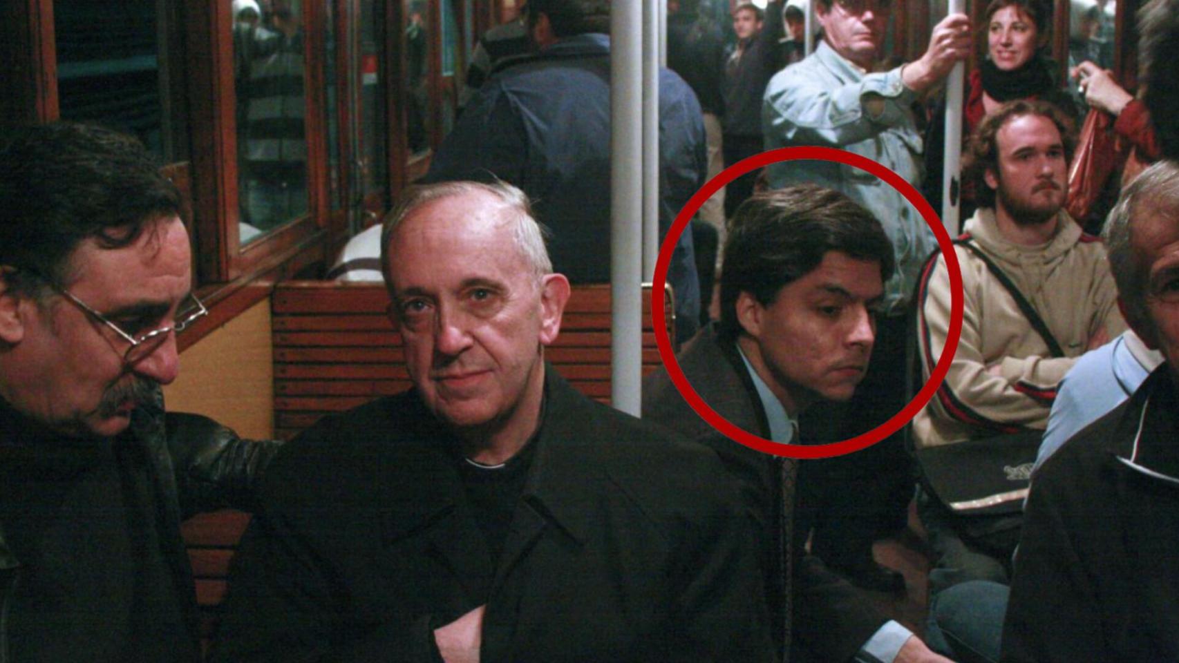 El arzobispo Jorge Bergoglio y futuro Papa Francisco (c), en la famosa foto del metro de Buenos Aires, acompañado por su secretario, Federico Wals (d).