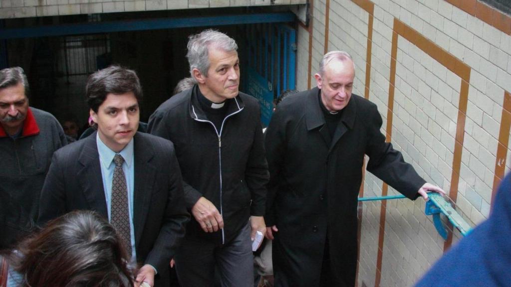 Federico Wals (i), saliendo del metro junto a Jorge Bergoglio (d) y el obispo auxiliar de Buenos Aires, Eduardo García.