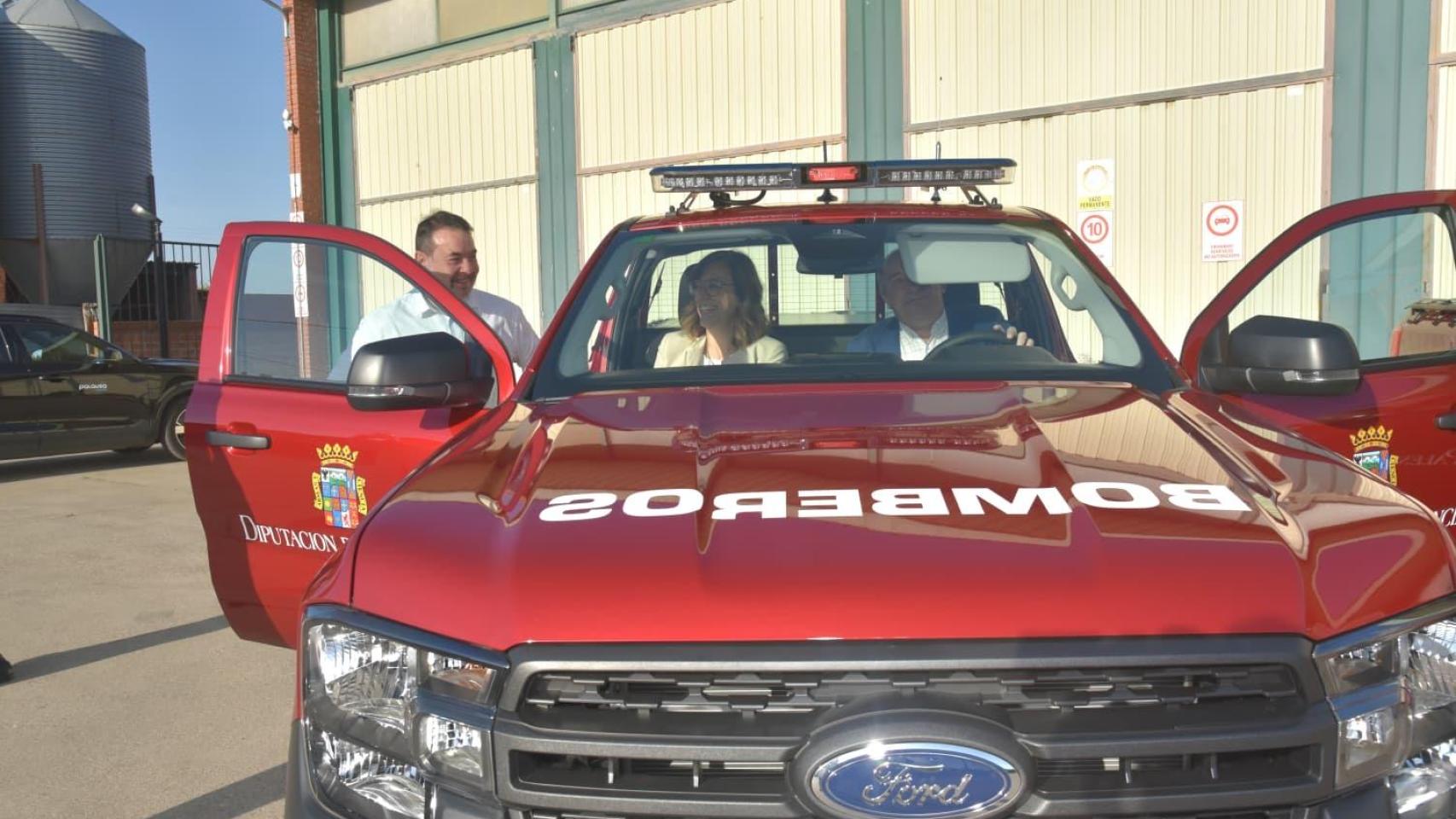 Entrega de vehículos pick-up destinados a operaciones de rescate y salvamento