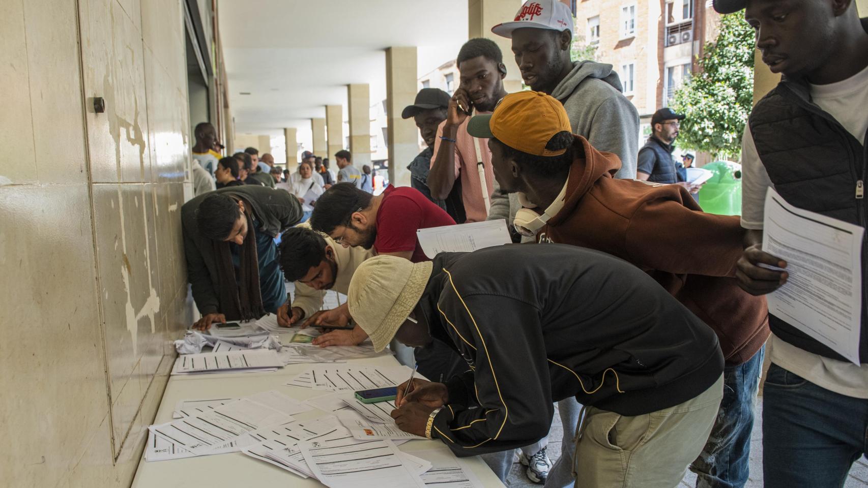 Inmigrantes este lunes en una Oficina Municipal de Atención Ciudadana en Albacete.