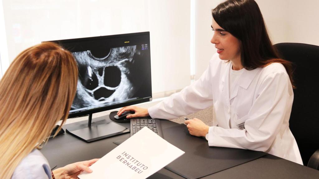 La doctora Herencia durante una consulta