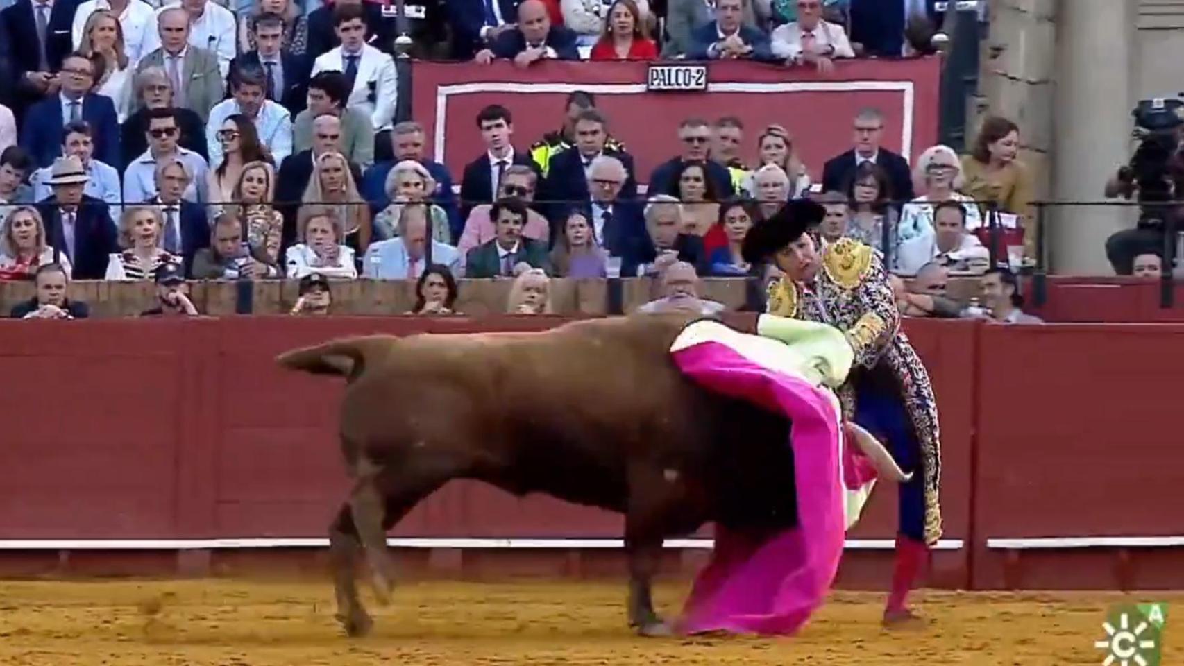 Momento en que el toro ha cogido a Morante de la Puebla en La Maestranza de Sevilla.