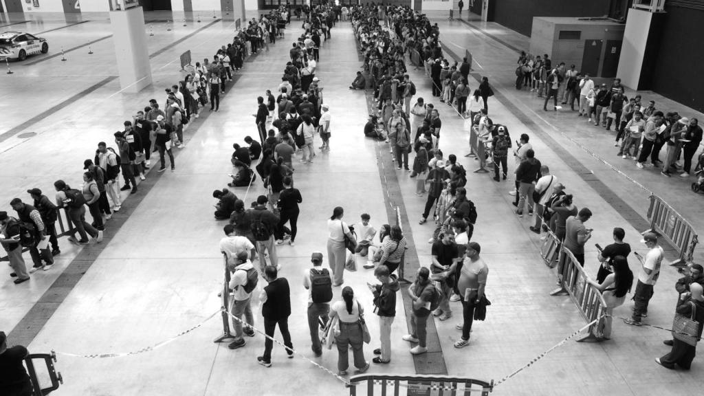 Cientos de personas hacen cola en La Farga de L'Hospitalet de Llogregat para solicitar la regularización.