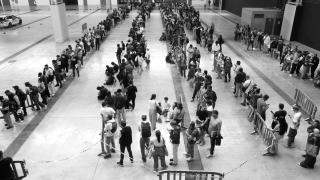 Cientos de personas hacen cola en La Farga de L'Hospitalet de Llogregat para solicitar la regularización.