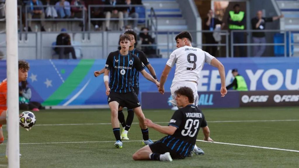 Jacobo hace el escorzo para anotar el gol en la final de la Youth League.