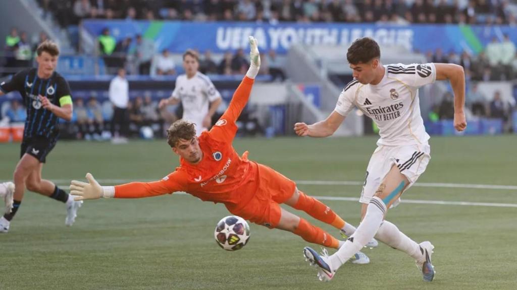 Jacobo, mano a mano ante el portero del Brujas en la final de la Youth League.