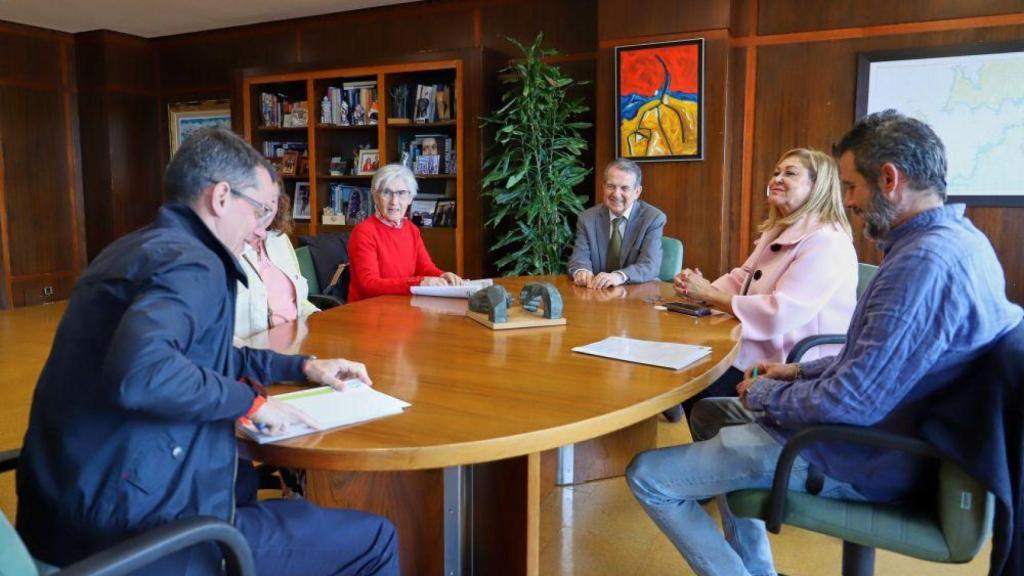 Reunión del alcalde de Vigo, Abel Caballero, con la asociación DOA