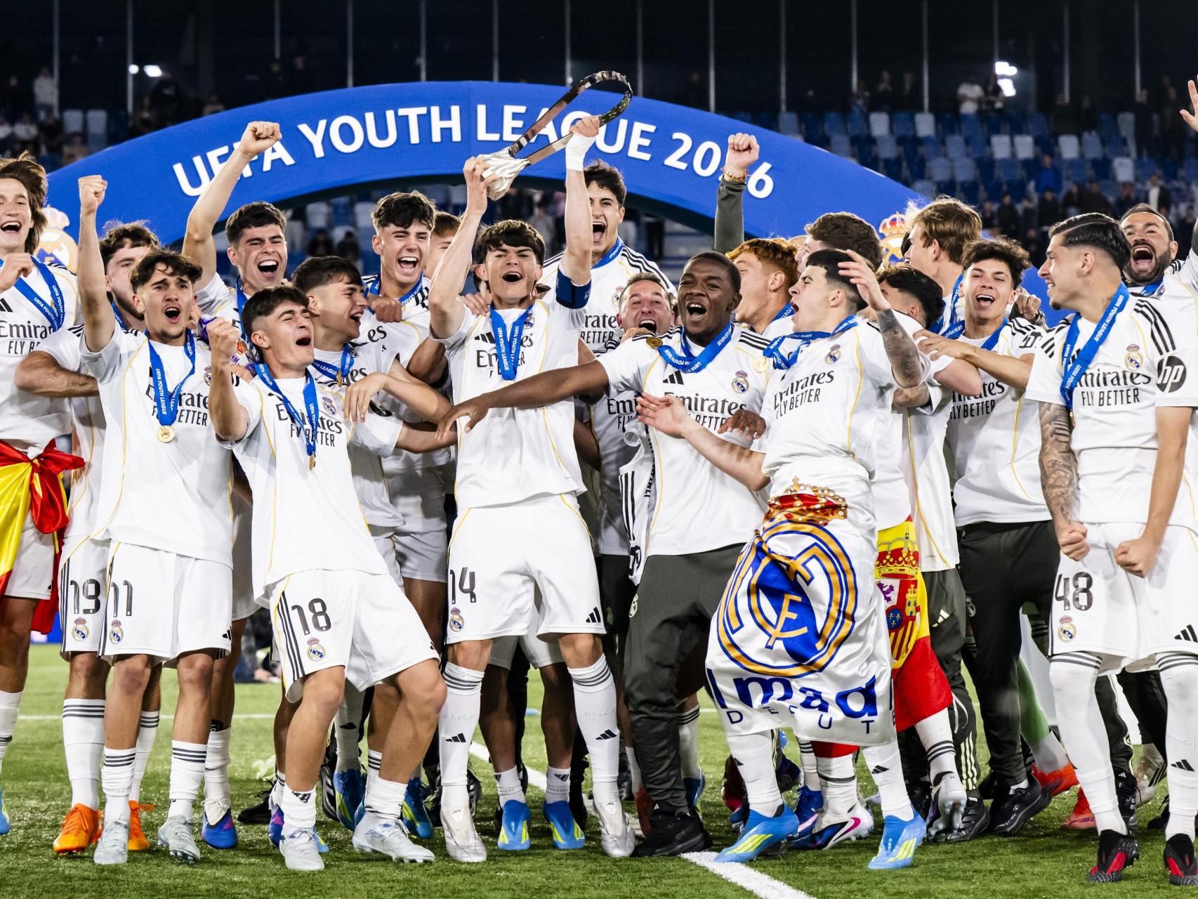 Los jugadores del Real Madrid celebran el título de la Youth League.