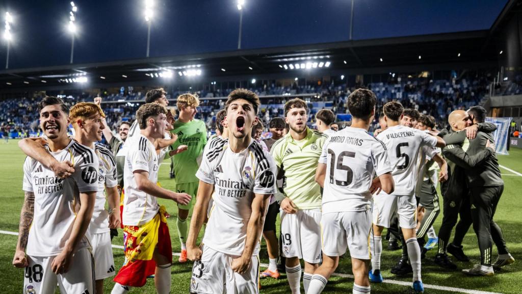 Los jugadores del Real Madrid celebran su triunfo en la Youth League.