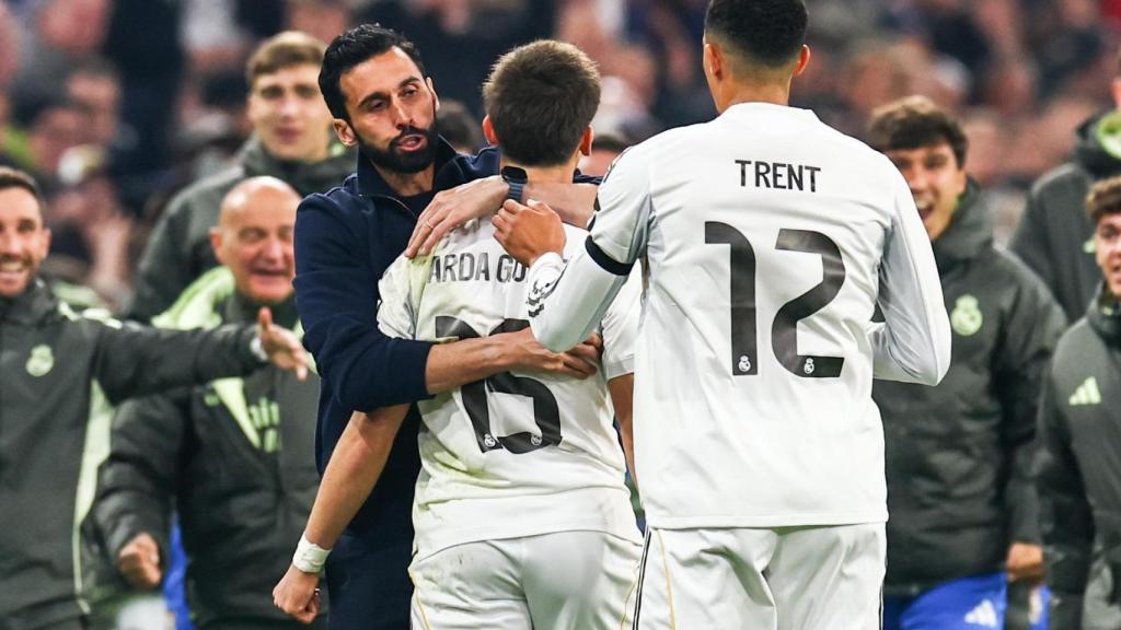 Arda Güler abrazando a Arbeloa tras uno de sus goles contra el Bayern Múnich
