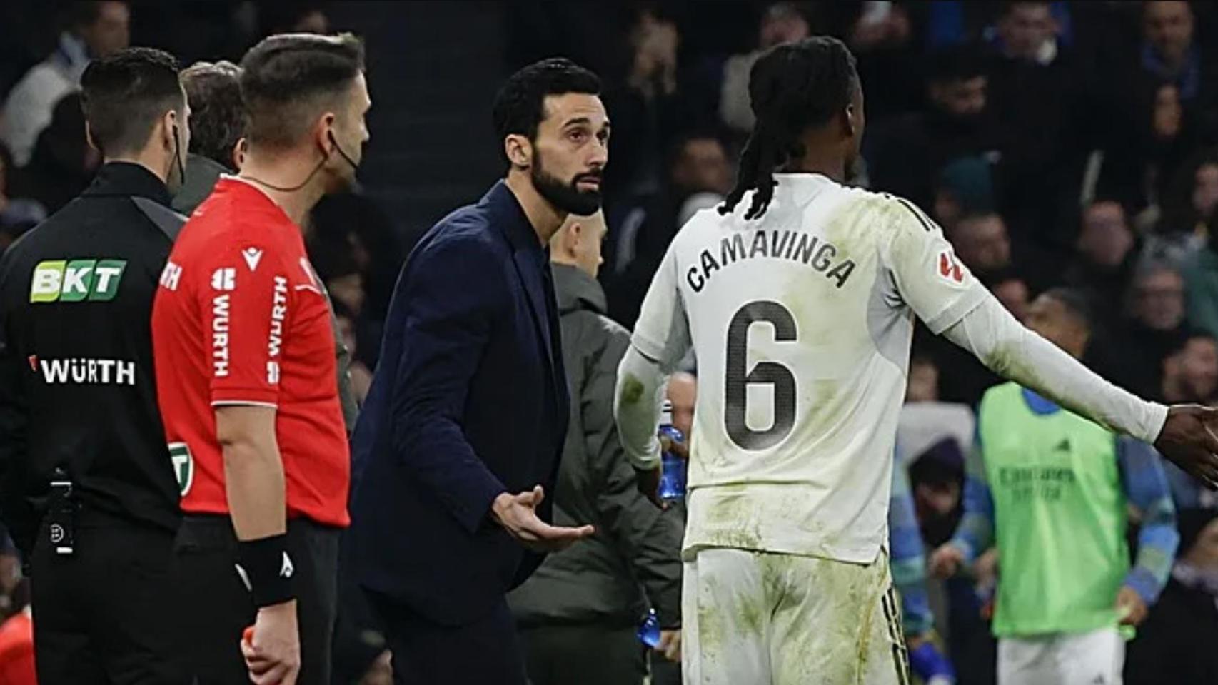 Arbeloa habla con Camavinga durante un partido del Real Madrid