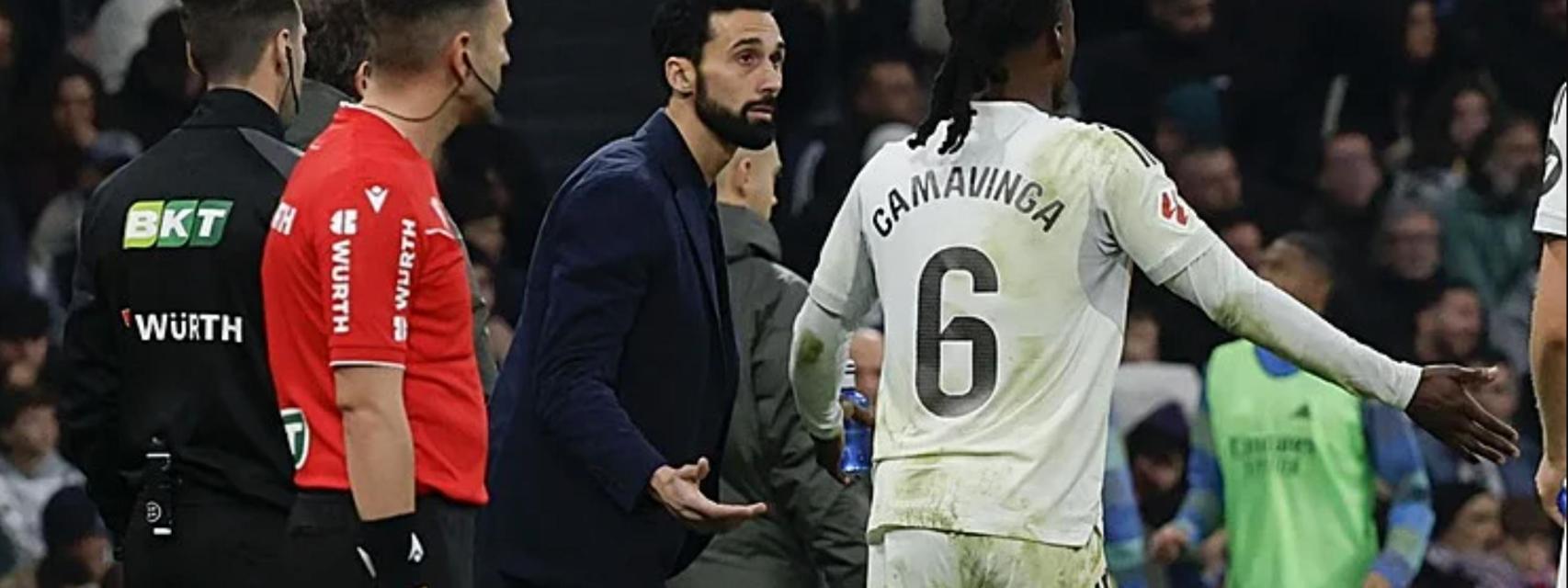 Arbeloa habla con Camavinga durante un partido del Real Madrid