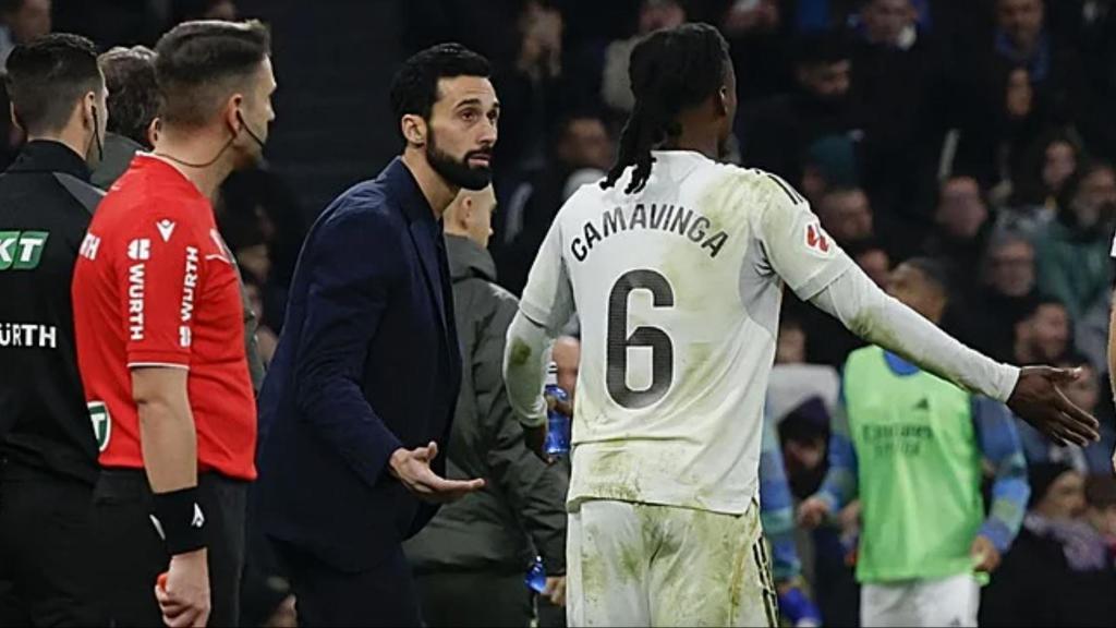 Arbeloa habla con Camavinga durante un partido del Real Madrid