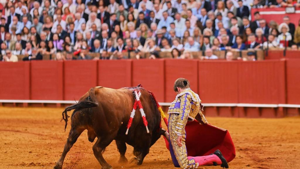 Borja Jiménez torea de rodillas en la Maestranza de Sevilla.