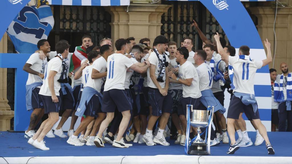 Los jugadores de la Real Sociedad celebran la Copa del Rey sobre el escenario.