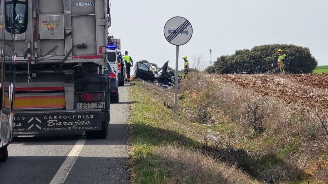 Imágenes del accidente en la carretera de Vitigudino a la altura del cruce con Carrascal de Pericalvo.