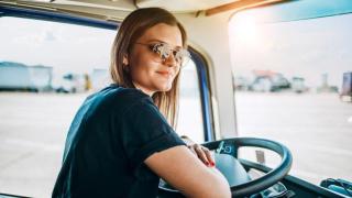 Camionera al volante.
