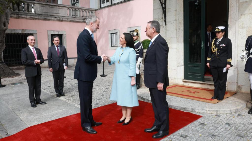 El rey Felipe VI, con la pareja presidencial en la toma de posesión.