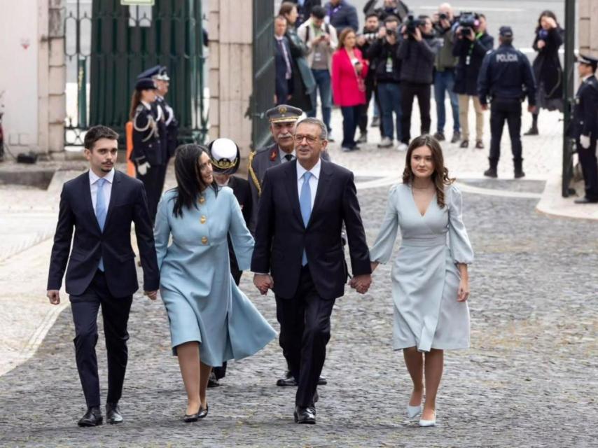 El presidente portugués y su esposa, con sus dos hijos.
