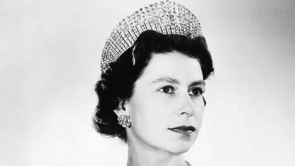 Isabel II, en dos retratos oficiales con algunas de sus joyas más representativas.