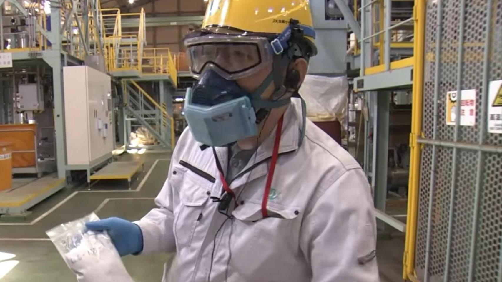 Un ingeniero japonés muestra el litio obtenido de baterías recicladas