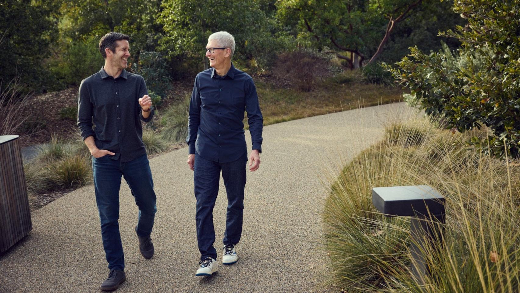 El nuevo CEO de Apple, John Ternus, con su predecesor, Tim Cook