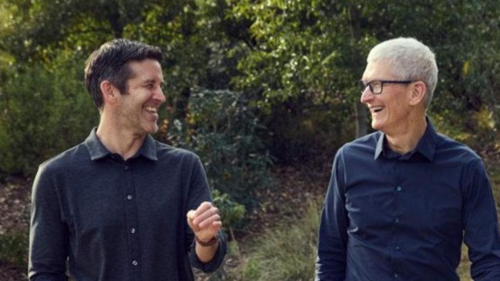 El nuevo CEO de Apple, John Ternus, con su predecesor, Tim Cook