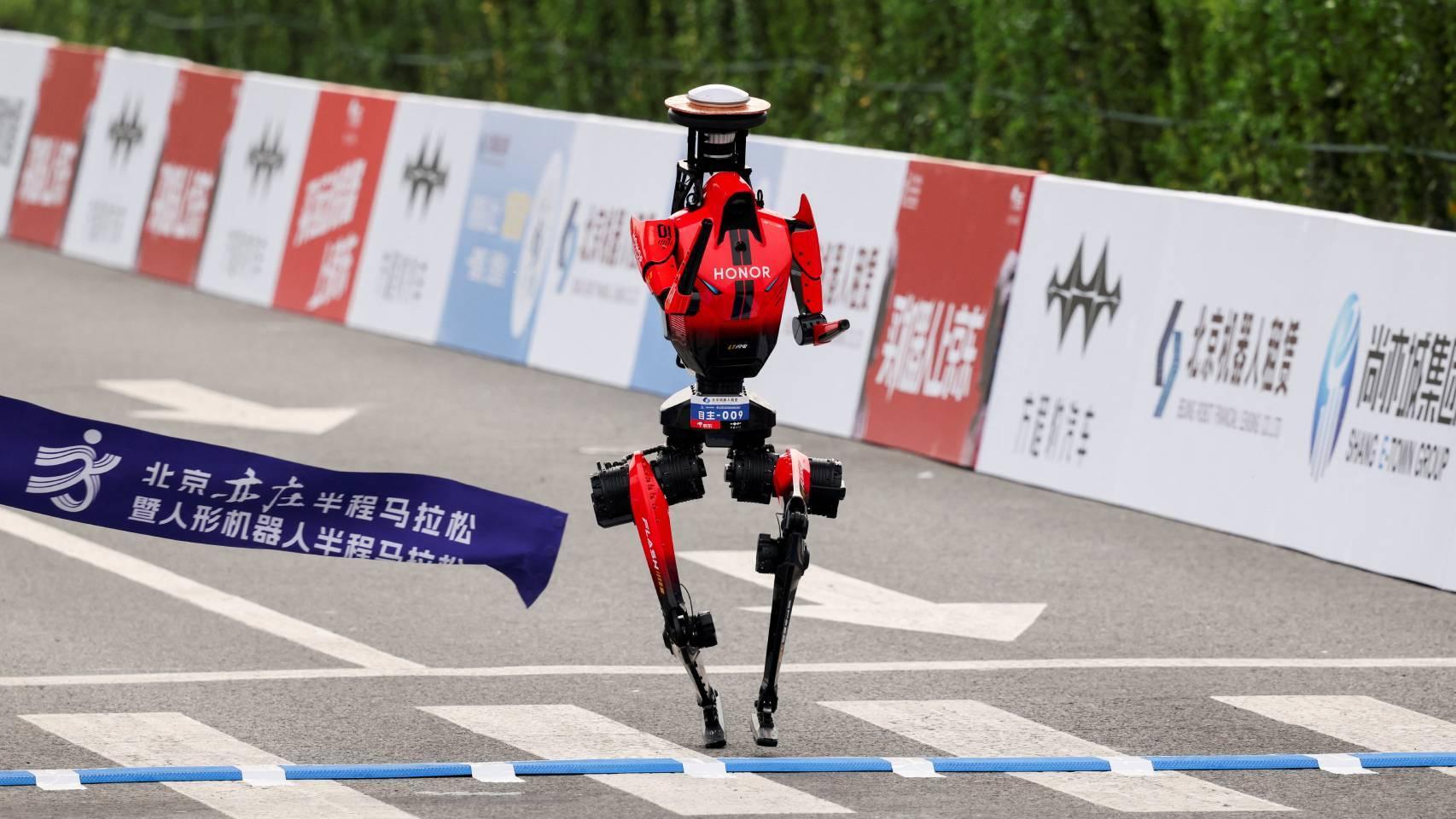 Un robot durante la maratón de China en la que participan robots y humanos.