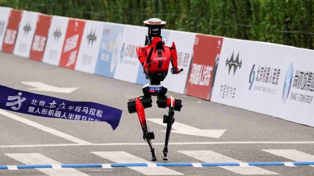Un robot durante la maratón de China en la que participan robots y humanos.