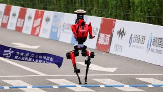 Un robot durante la maratón de China en la que participan robots y humanos.