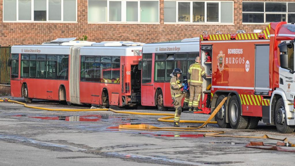 Los bomberos analizan la situación de los buses tras el incedio