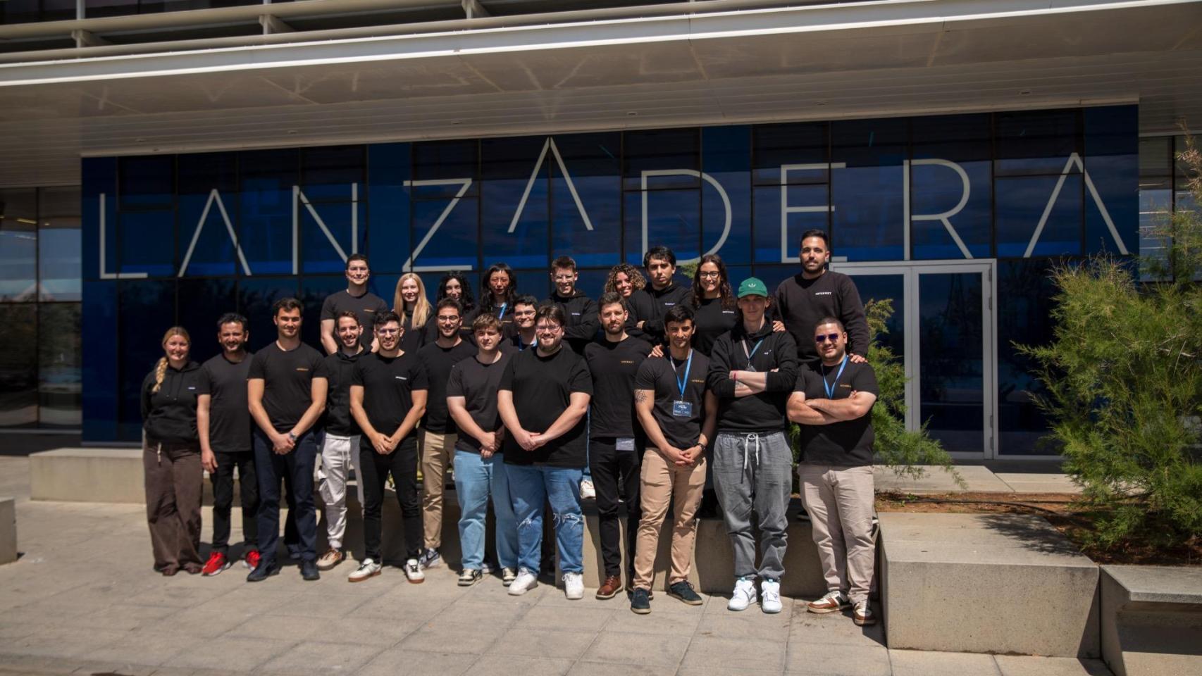 Equipo de Internxt en los exteriores de la aceleradora Lanzadera en la Marina de Valencia.