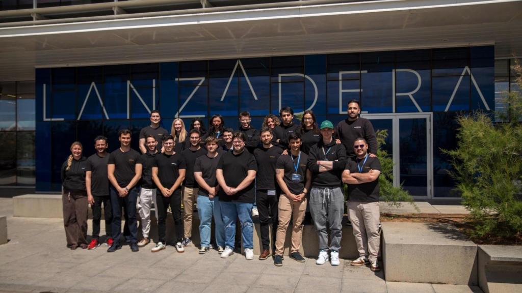 Equipo de Internxt en los exteriores de la aceleradora Lanzadera en la Marina de Valencia.