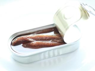 La cena desinflamatoria que recomiendan los mejores nutricionistas: con una lata de anchoas y lista en 15 minutos