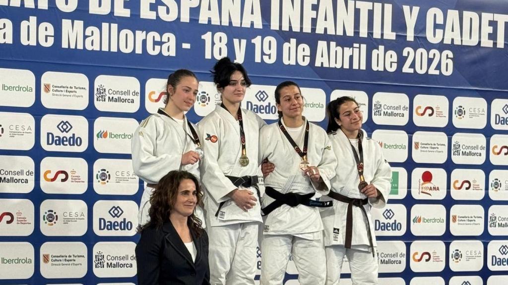 Isabel Fernández acompaña a su hija Sara Alonso que preside el podio.