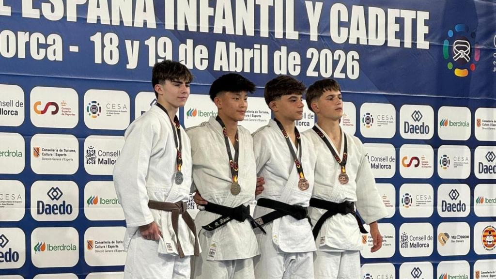 Renat Biosca, segundo por la izquierda, en lo alto del podio.