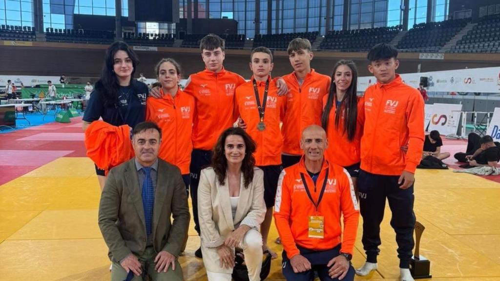 Javier Alonso, abajo izquierda e Isabel Fernández, junto al equipo campeón.