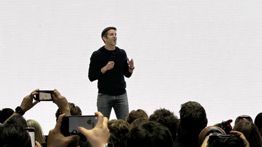John Ternus, en la presentación en Londres del iPad Pro.