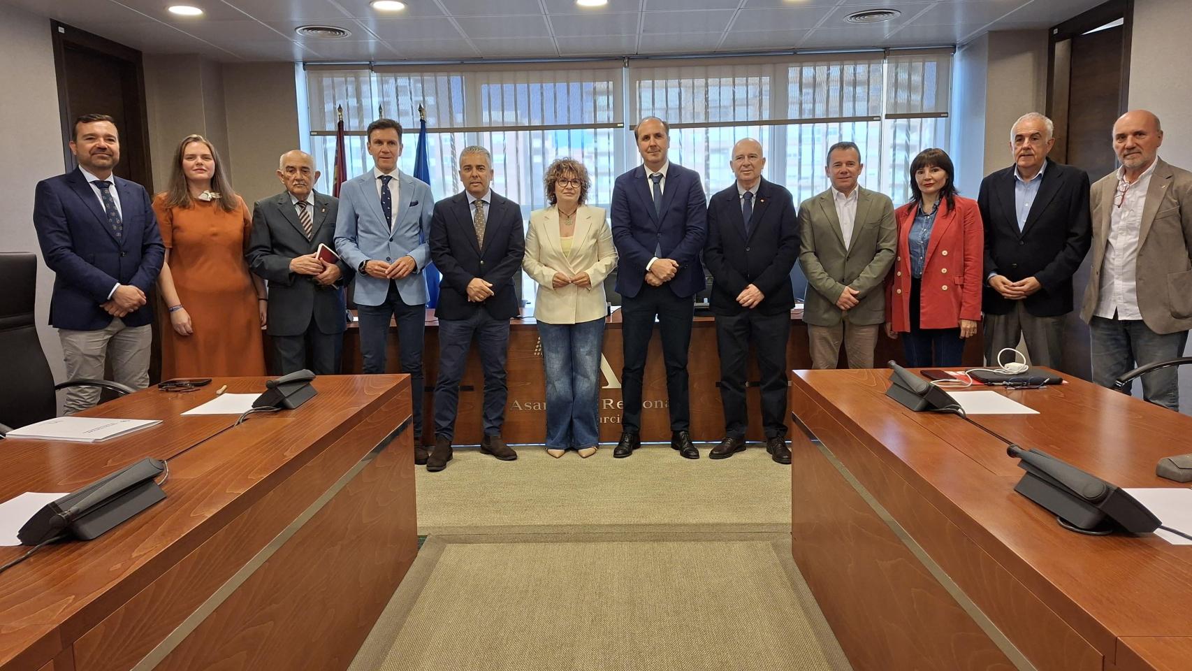 Reunión de la Comisión del Trasvase Tajo-Segura en la Asamblea Regional, con representantes institucionales y portavoces políticos.