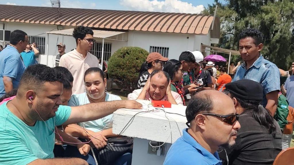 Personas con discapacidad visual disfrutando del eclipse anular que se pudo ver desde Honduras en 2023.
