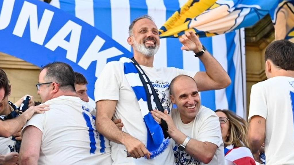 Matarazzo celebrando con la copa del Rey.