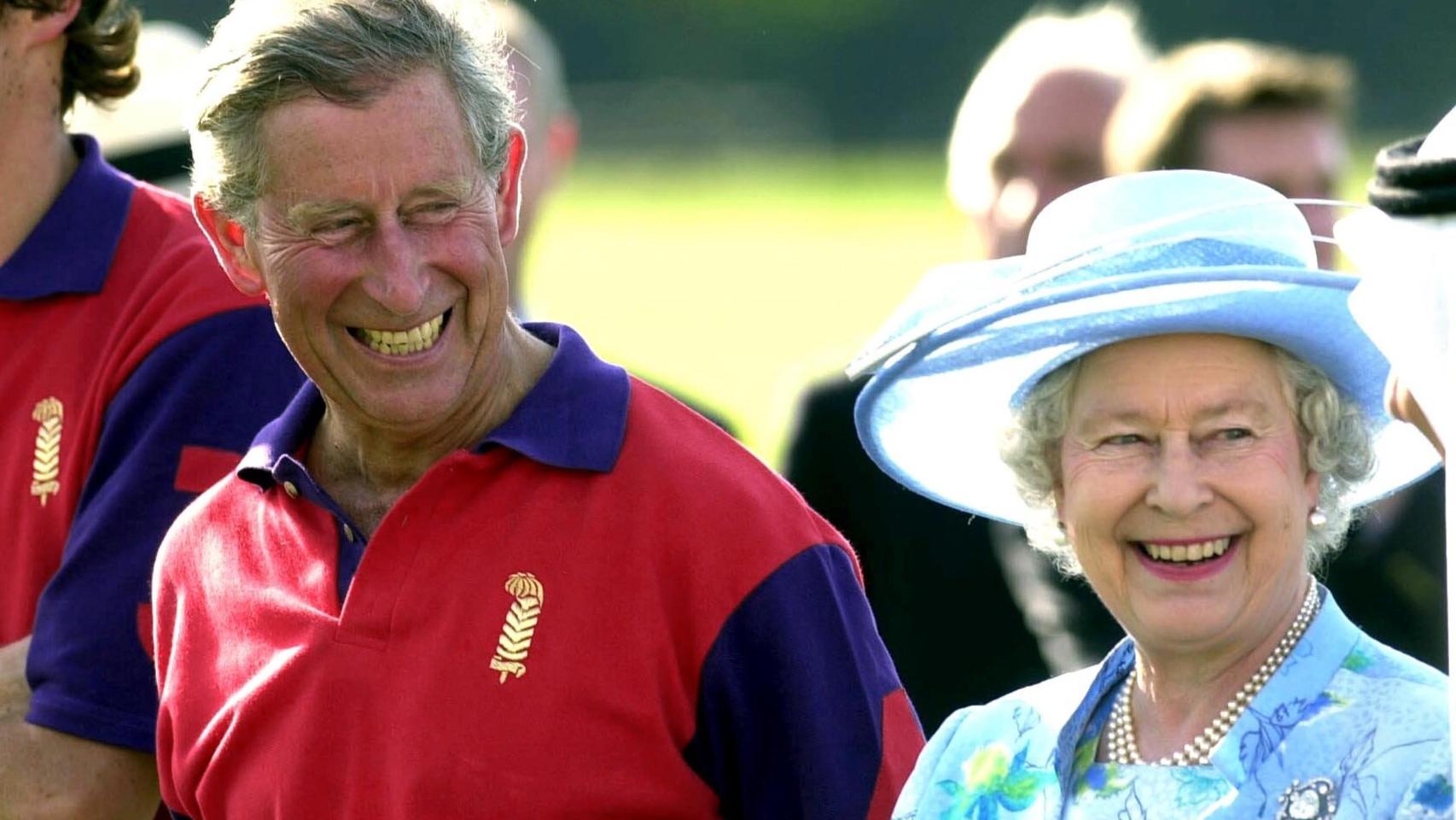 Carlos III junto a su madre, Isabel II, en una imagen tomada en 2004.