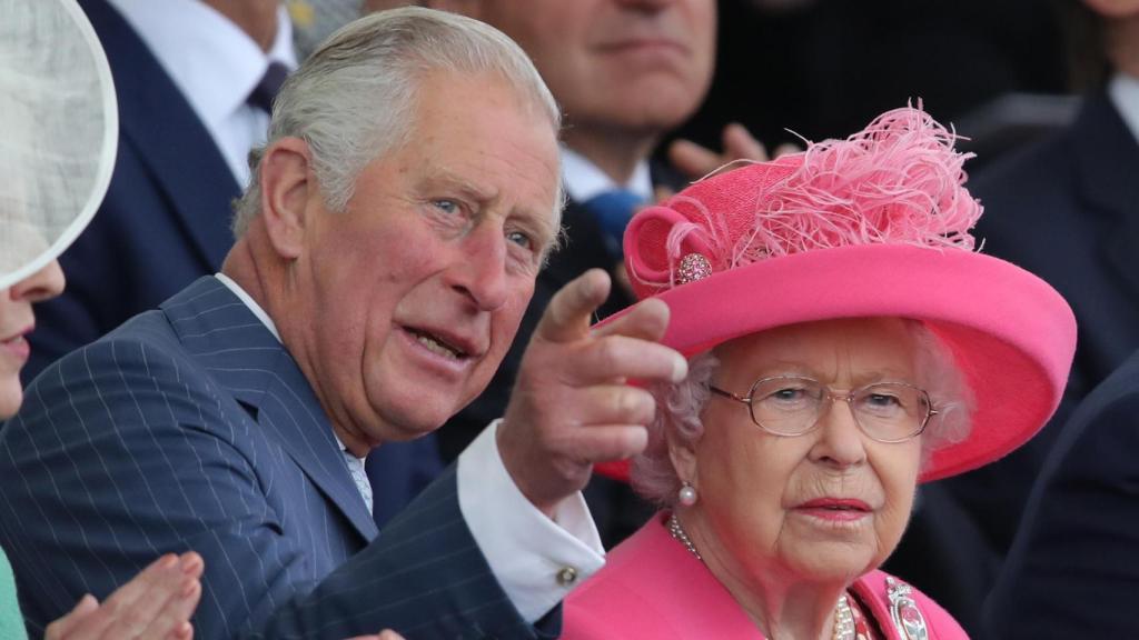 Carlos III con su madre en un acto de la Familia Real Británica.
