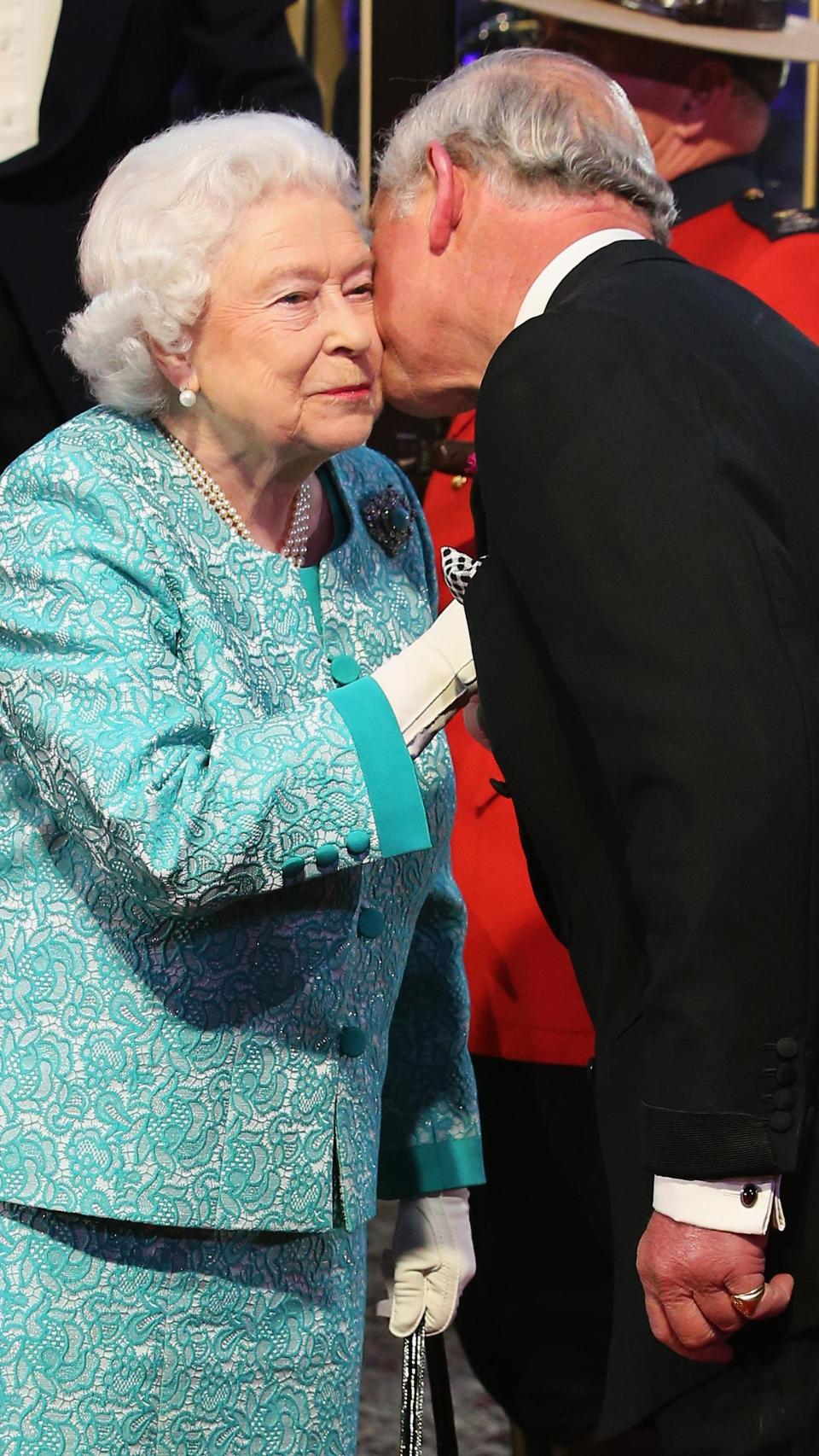 Carlos III saludando a su madre.