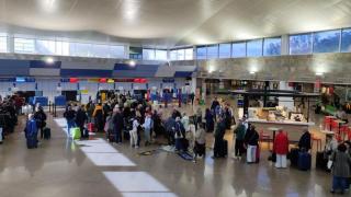 Viajeros hacen cola en la zona de facturación del aeropuerto de A Coruña.