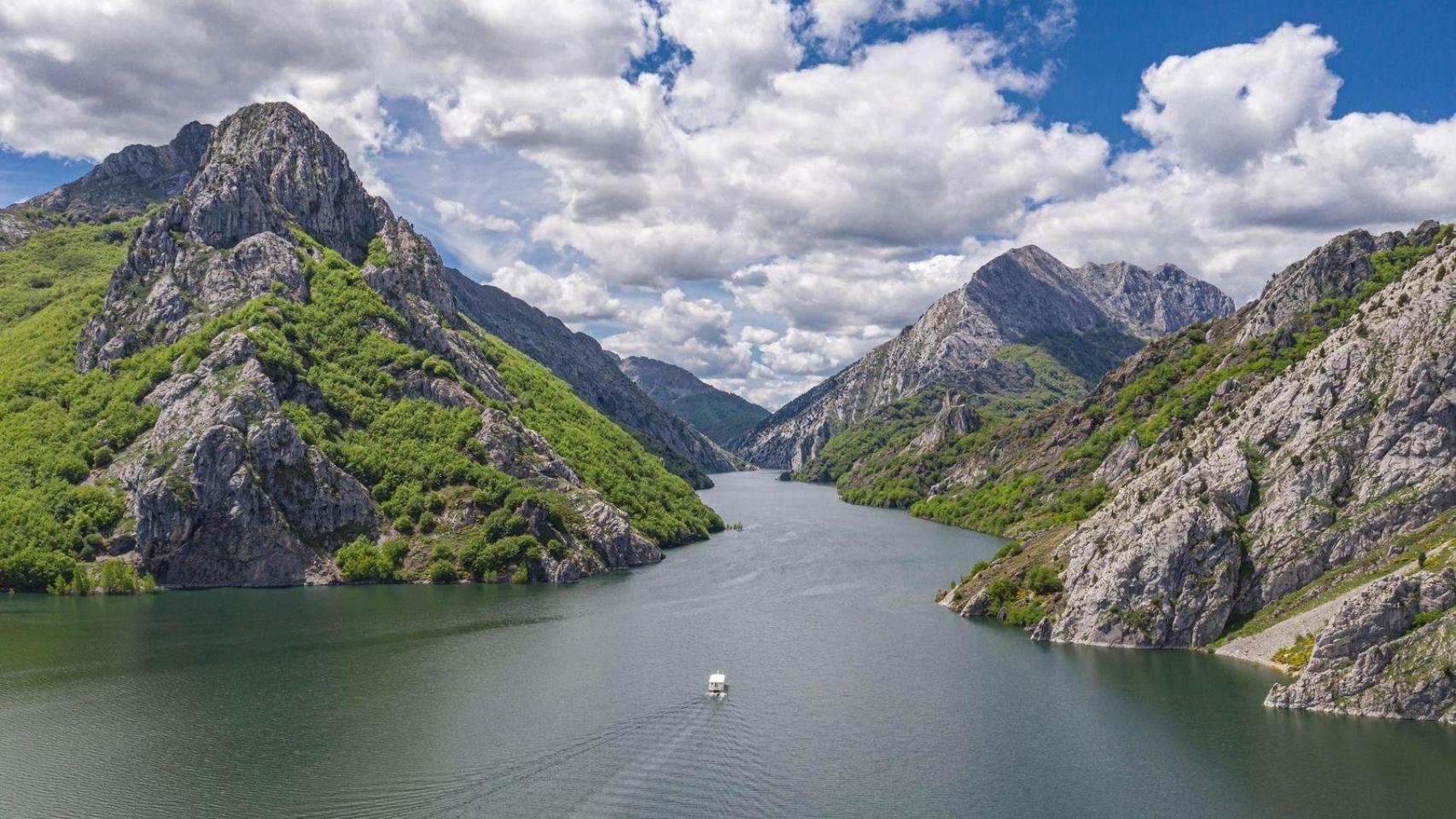 El embalse español que parece un fiordo y se ha convertido en una de las escapadas más sorprendentes del país